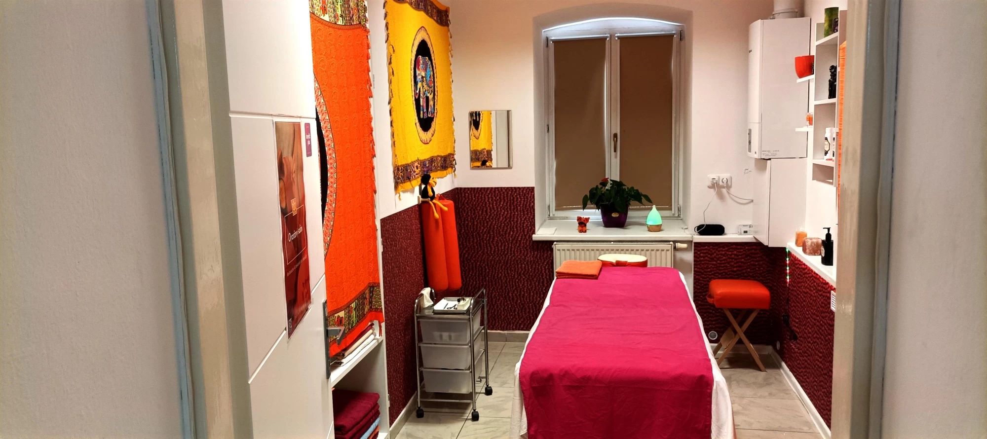 Oranžový salón - obrázek 2