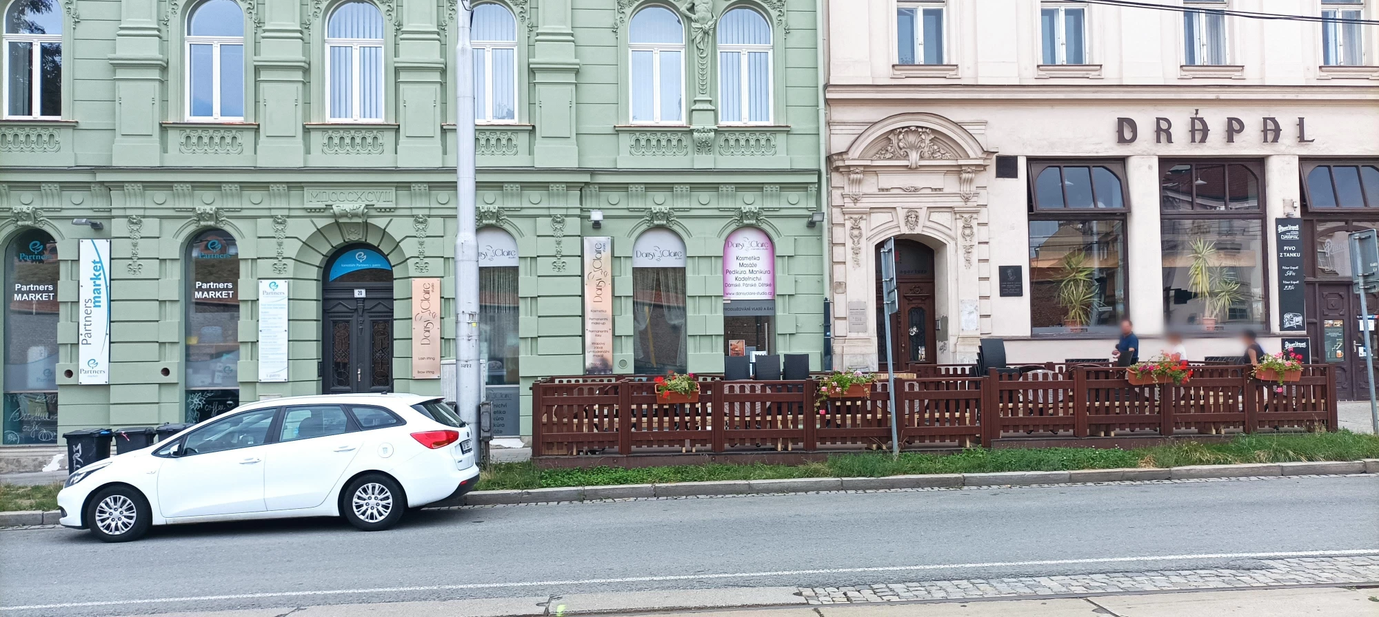 Oranžový salón - obrázek 3